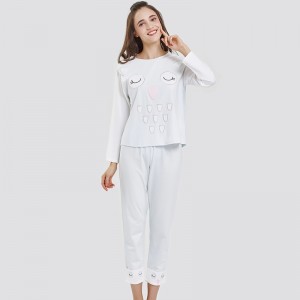 Ensemble de pyjama en jersey de coton et spandex imprimé avec la position des femmes