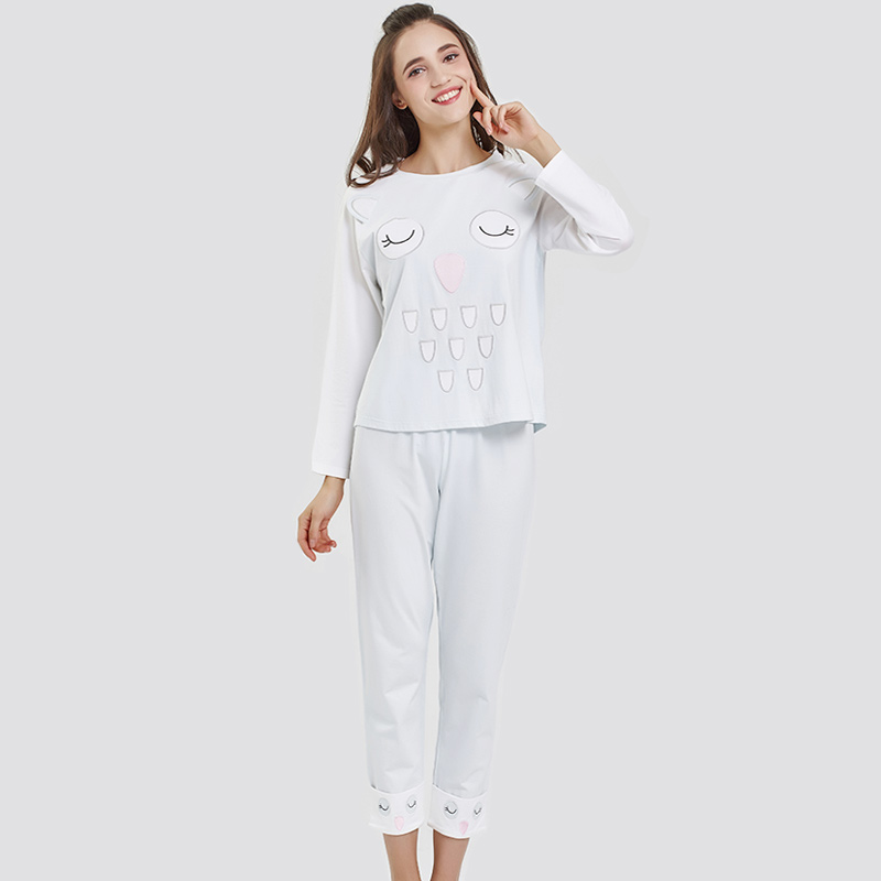 Ensemble de pyjama en jersey de coton et spandex imprimé avec la position des femmes